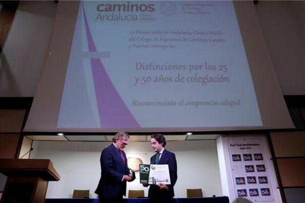 El Viceconsejo de Fomento, Articulación del Territorio y Vivienda, Mario Muñoz-Atanet, recogió la distinción por los 50 años en nombre de su padre, José Luis Muñoz-Atanet